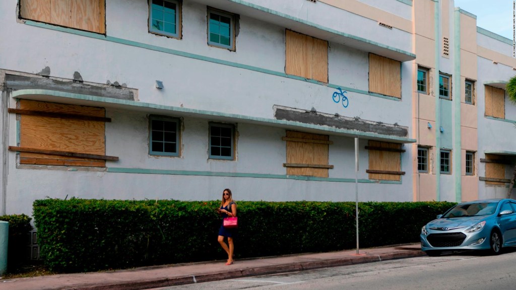 Florida se prepara para la llegada del huracán Dorian