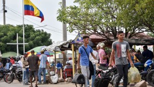 PARAGUACHON, COLOMBIA - JUNE 08: Venezuelans and Colombian returnees walk to enter tMigrantes venezolanos ingresan a Colombia a través de la frontera de Paraguachón, en La Guajira, en el norte del país, el 8 de junio de 2019. (Crédito: Guillermo Legaria/Getty Images).