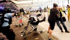 Un policía de Hong Kong se cae para atrás mientras se enfrenta con los manifestantes en el Aeropuerto Internacional de Hong Kong el 13 de agosto de 2019. Crédito: MANAN VATSYAYANA / AFP / Getty Images