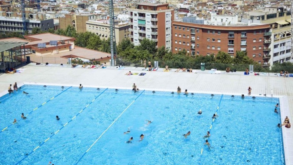 Topless Barcelona piscina