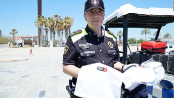 Policía Barcelona da ropa a bañistas que les han robado