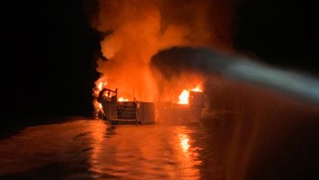 Bote de pasajeros en llamas en California