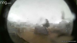 Video muestra cómo un tornado destruye una casa