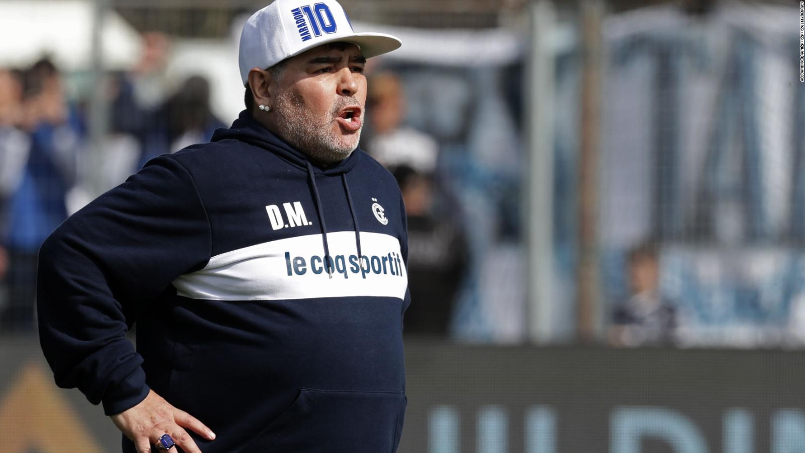 Diego Maradona es aplaudido como técnico de Gimnasia y Esgrima de la Plata | Video | CNN