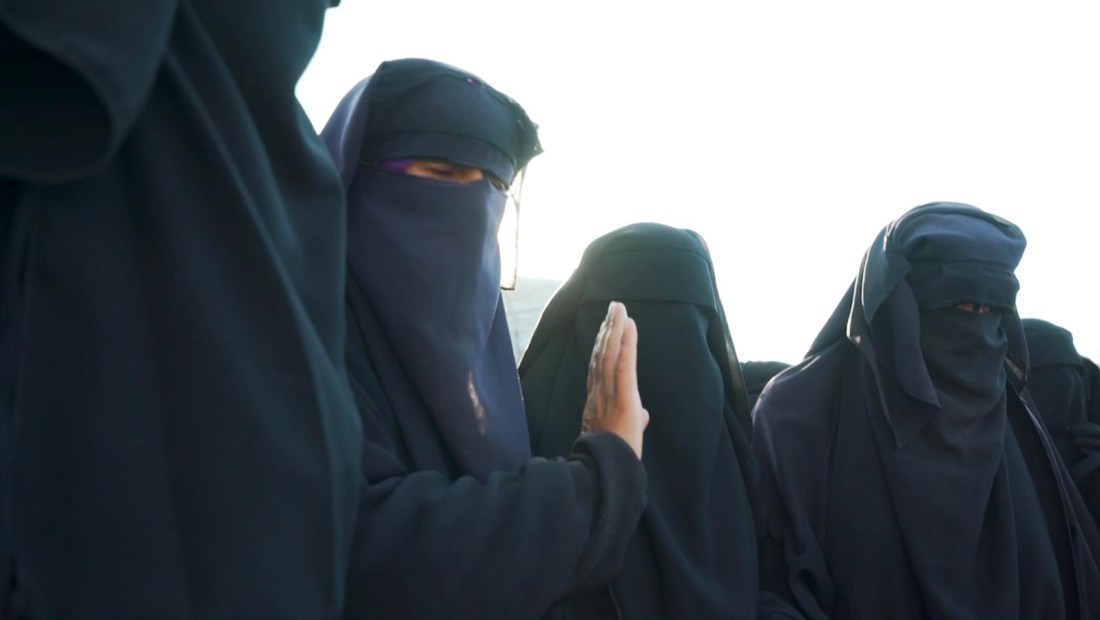 Esposas y viudas de ISIS adoctrinan a sus niños en el odio