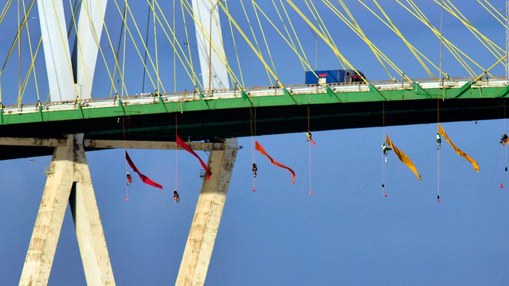 Arrestan a activistas de Greenpeace que protestaban colgados de un puente