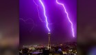 Un rayo ilumina la icónica torre Space Needle de Seattle