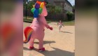 Madre se disfraza de unicornio y sorprende a su hija