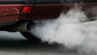 California y Trump libran batalla por emisiones de autos