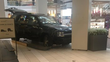 Camioneta causa pánico en centro comercial de Illinois