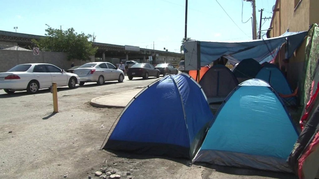Familias que huyen de la violencia acampan en la frontera