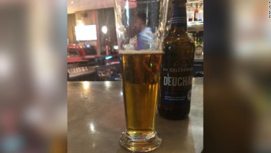 Un hombre pidió una cerveza por 6,76 dólares. El hotel le cobró   dólares | CNN