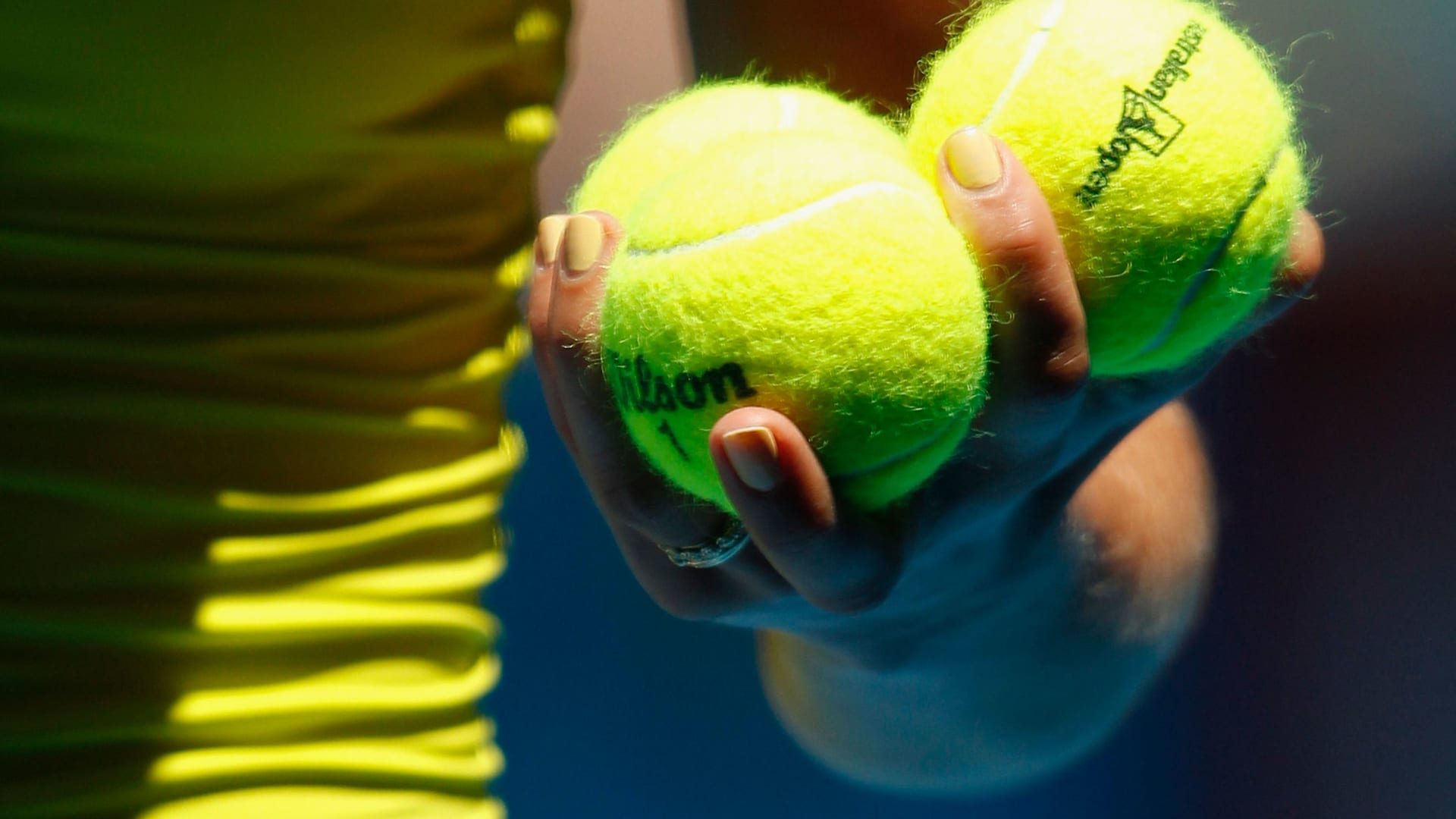 La razón por la que las pelotas de tenis son amarillas, o tal vez