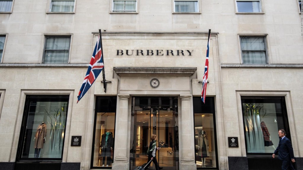 Burberry y The RealReal prueban la venta de alta moda usada