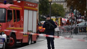 Investigan ataque con cuchillo en París