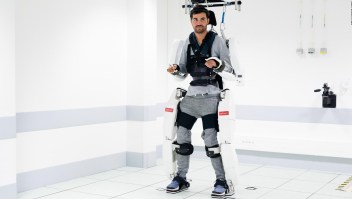 Paralítico pudo caminar gracias a un traje robótico