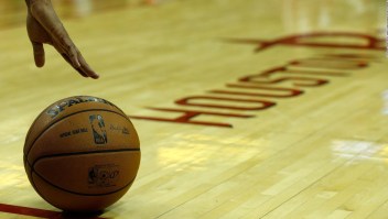 Varias firmas chinas suspenden negocios con los Houston Rockets