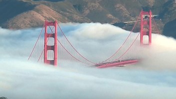 La niebla hace desaparecer al puente Golden Gate