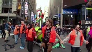 Decenas de activistas bloquean el tráfico en Times Square