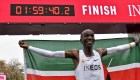 Un keniano corre una maratón en menos de 2 horas