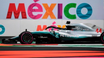 Hamilton gana en México y los seguidores de la F1 se divierten entre la lluvia