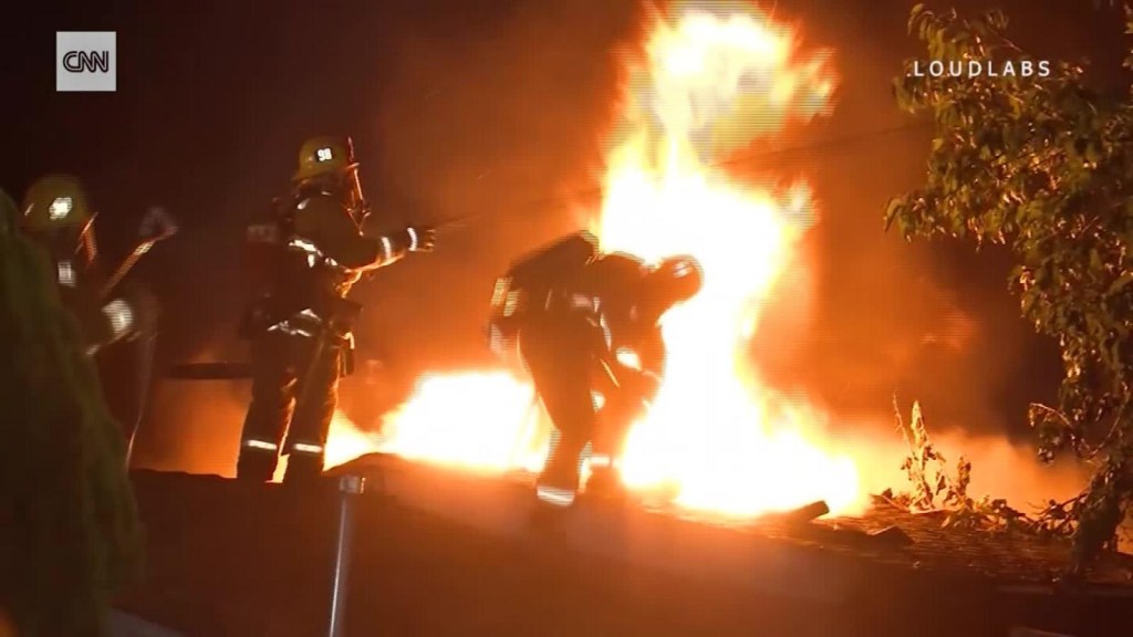 Bombero cae de un techo en medio de las llamas