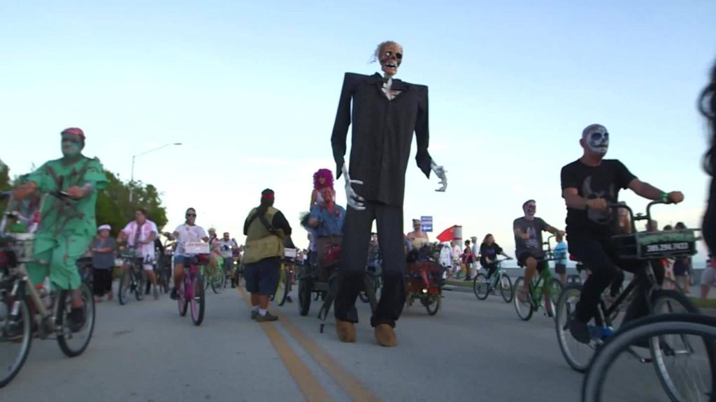 11.000 zombis en bicicleta se apoderan de Key West, Florida