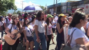 Estudiantes marchan contra recortes en educación superior