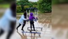 Niño con parálisis cerebral disfruta montar en su  patineta