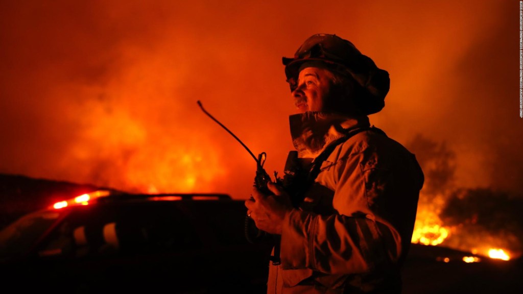 Nueve incendios arrasan el sur y el norte de California
