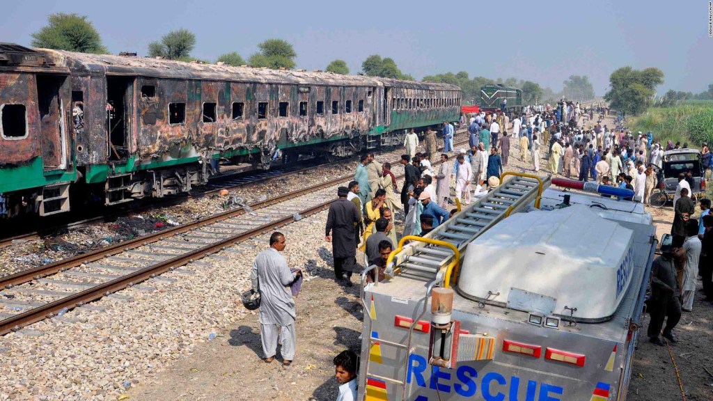 Explosión en tren causa tragedia en Pakistán