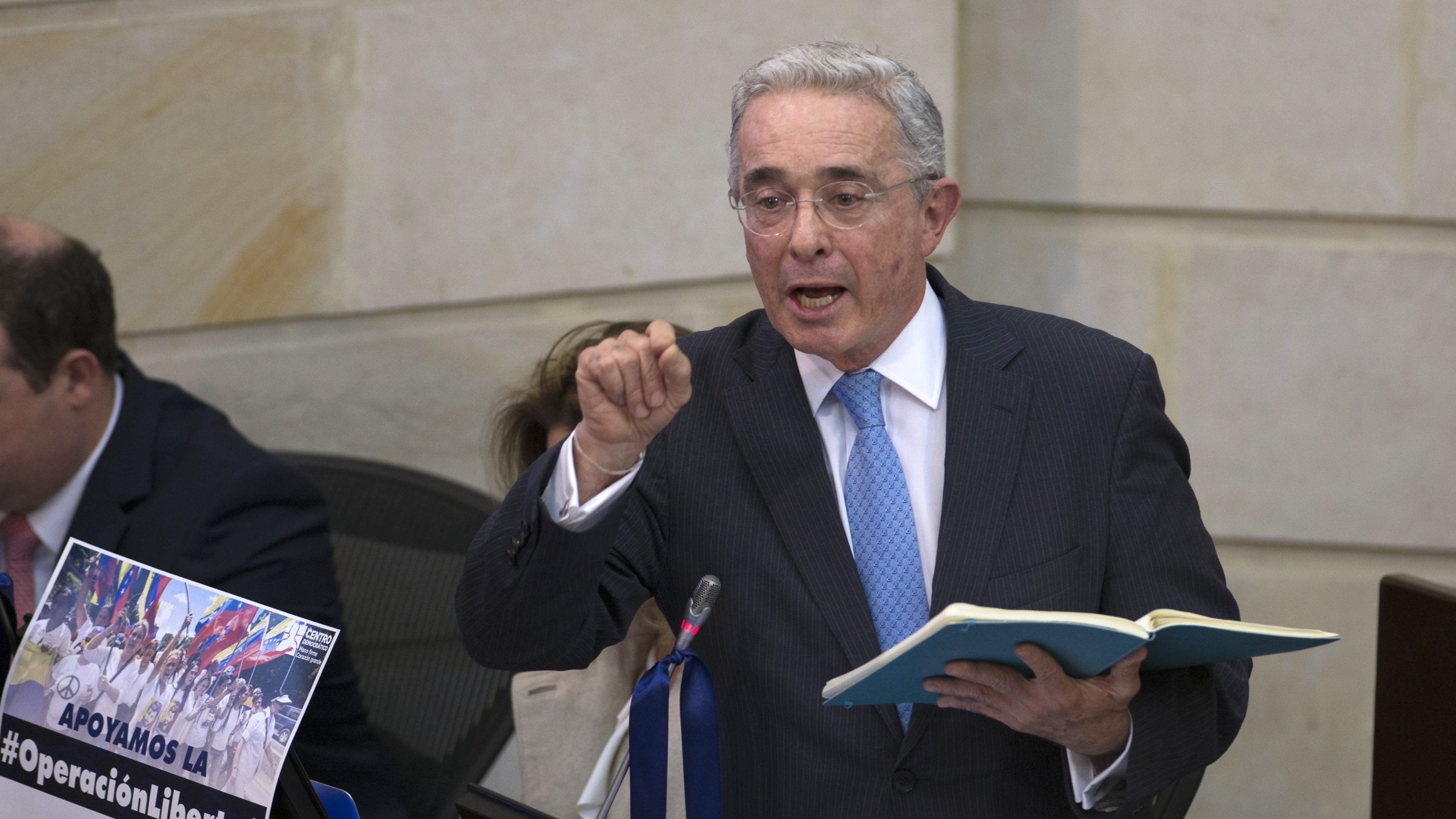 Remiten a Fiscalía indagación contra Uribe por masacres