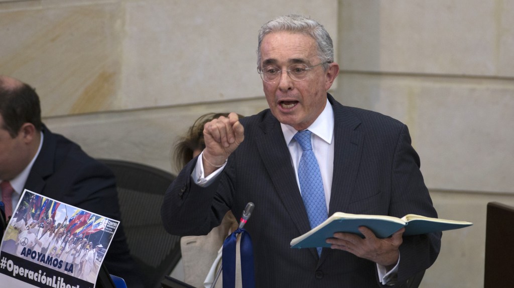 Uribe masacres fiscalía