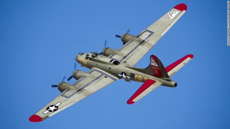 Un Bombardero B-17 De La Segunda Guerra Mundial Se Estrella En ...