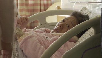 Médica retirada de 67 años da a luz en China después de "embarazo natural"