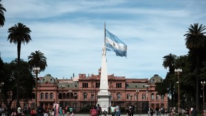 BUENOS AIRES, ARGENTINA - OCTOBER 19: People gather at Plaza de Mayo in Buenos Aires on October 19, 2019 in Buenos Aires, Argentina. Argentina prepares for new presidential elections on Sunday October 27th which will see Alberto Fernandez of 'Frente de Todos', who leads the polls, against incumbent Mauricio Macri of 'Juntos por el Cambio'. Argentina is facing a sharp drop in the peso, high unemployment and rising inflation. (Photo by Spencer Platt/Getty Images)