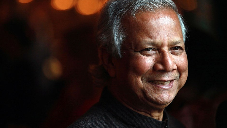 El Premio Nobel de la Paz 2006, Muhammad Yunus y Grameen Bank: "Por sus esfuerzos para generar desarrollo económico y social desde abajo".