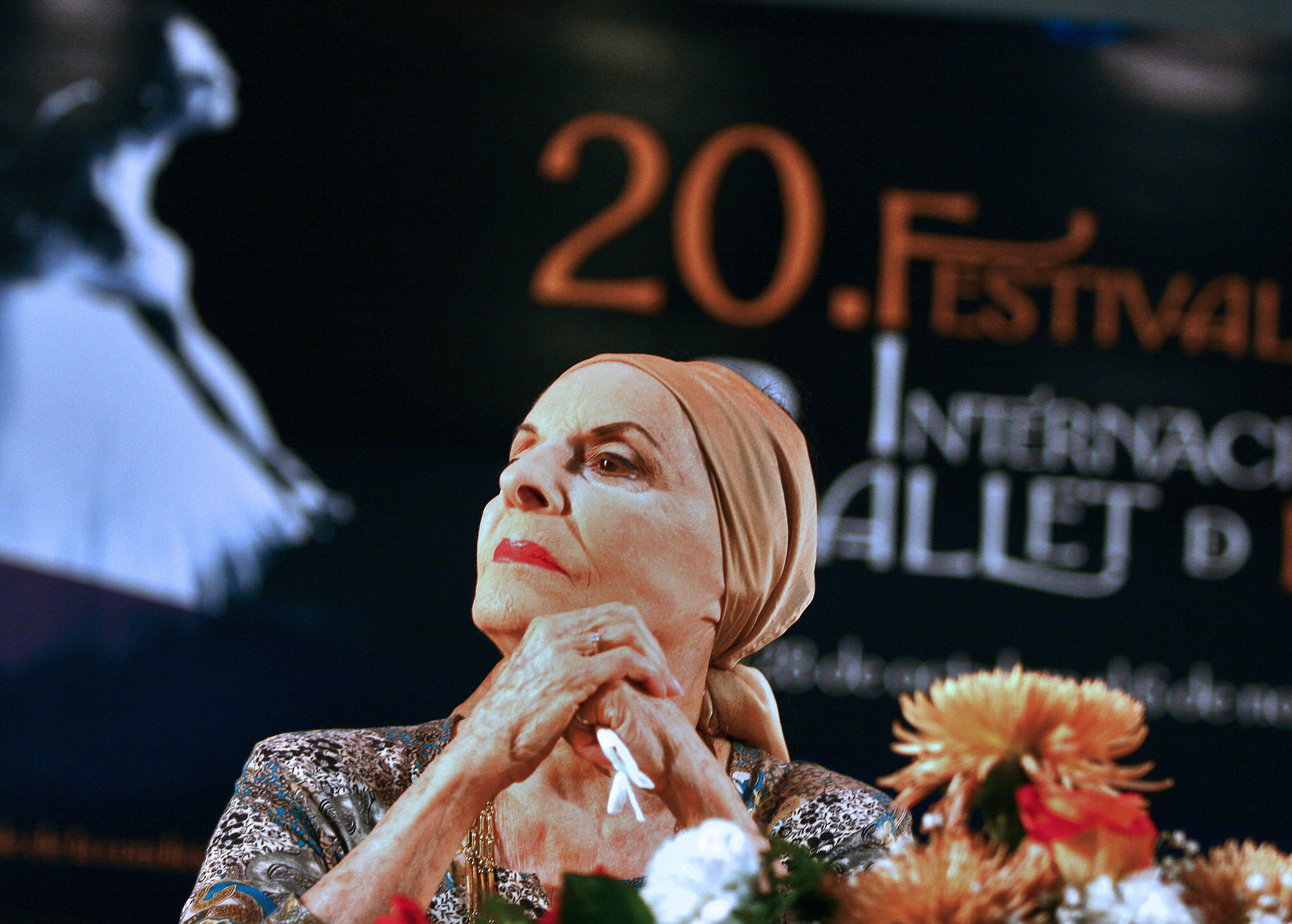 LA HABANA, CUBA:  Dancer Alicia Alonso, Director of the National Ballet of Cuba, answers questions during a press conference to announce the program of the XX Havana's Ballet Festival, that will be held from next 28 October to 6 November.  AFP PHOTO/Adalberto ROQUE  (Photo credit should read ADALBERTO ROQUE/AFP via Getty Images)