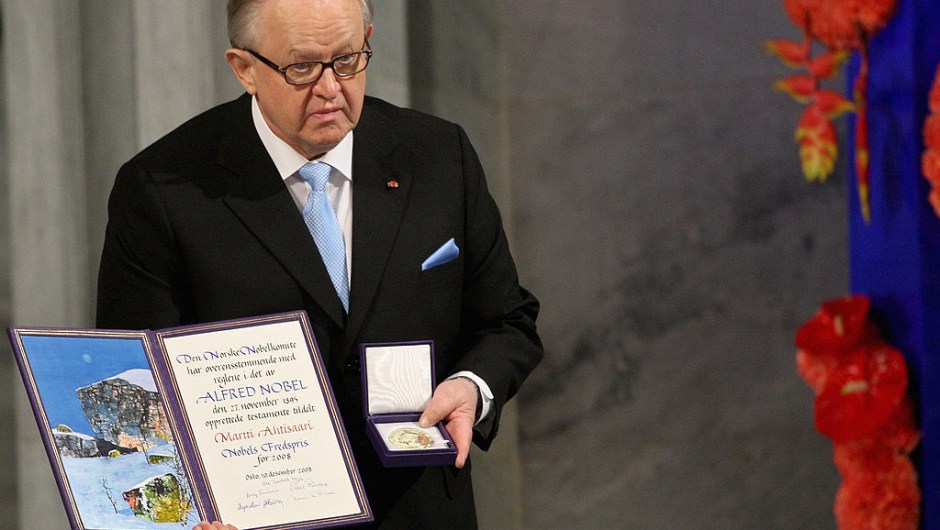 El Premio Nobel de la Paz 2008, Martti Ahtisaari: "Por sus importantes esfuerzos, en varios continentes y durante más de tres décadas, para resolver conflictos internacionales".