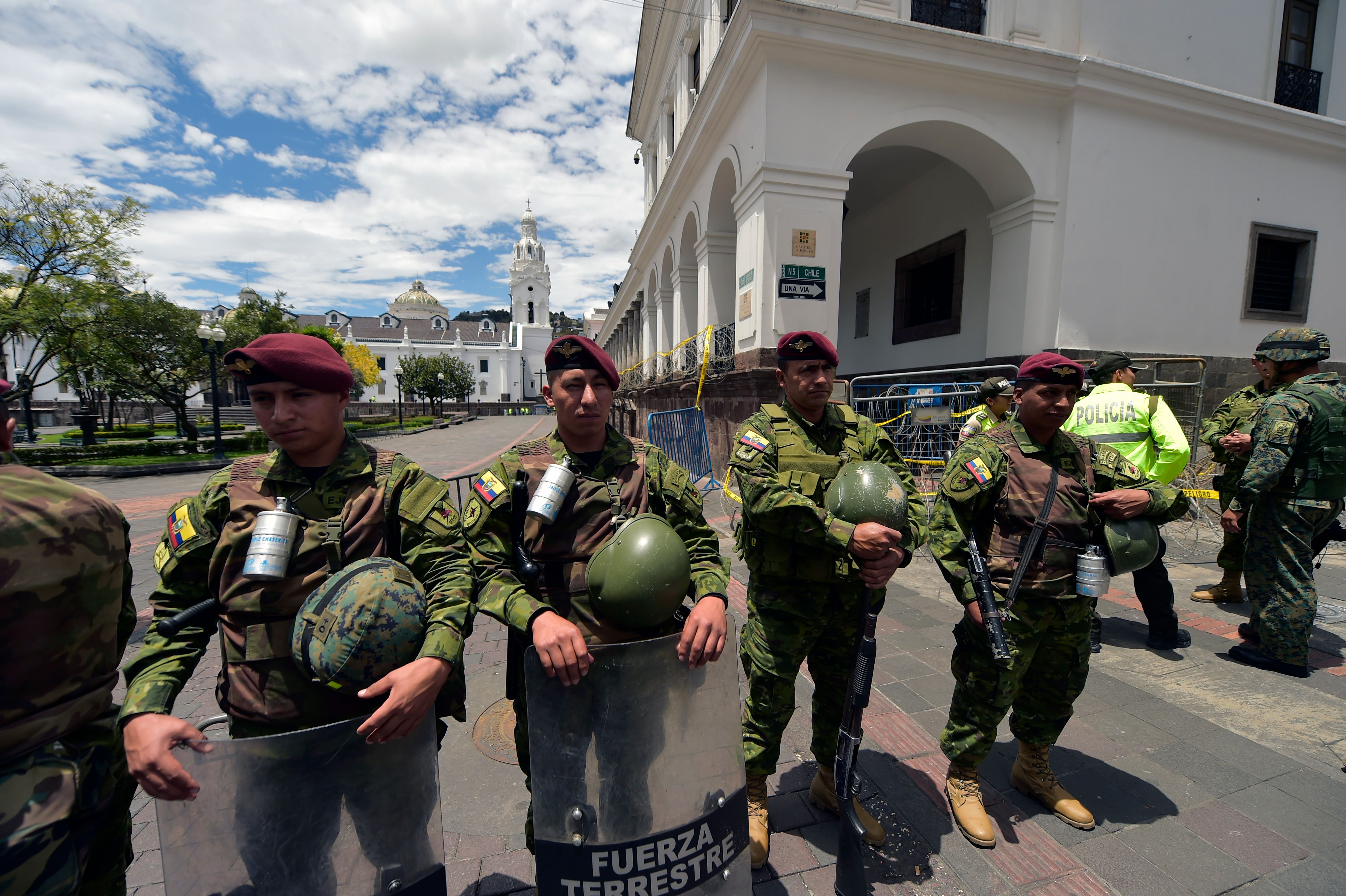 Gobierno de Ecuador negocia liberación de 47 militares y 5 policías