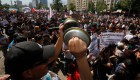 Carabineros de Chile intentan detener a los manifestantes
