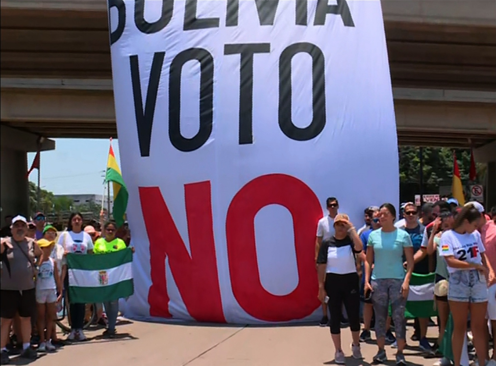 Bolivianos en Santa Cruz intentan defender la democracia