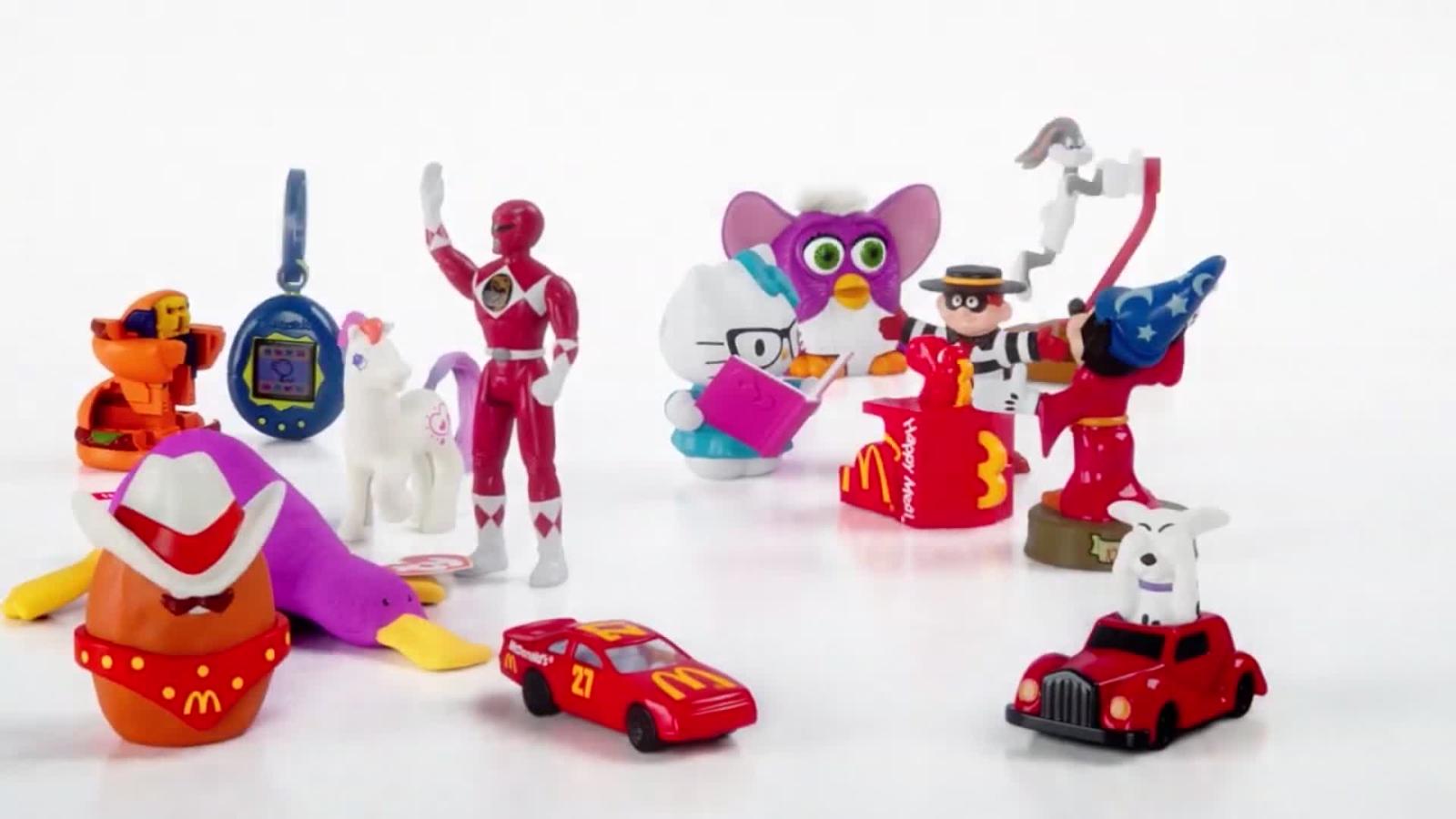 Donación mercenario Guante McDonald's celebra con juguetes retro el aniversario de la Cajita Feliz |  Video | CNN