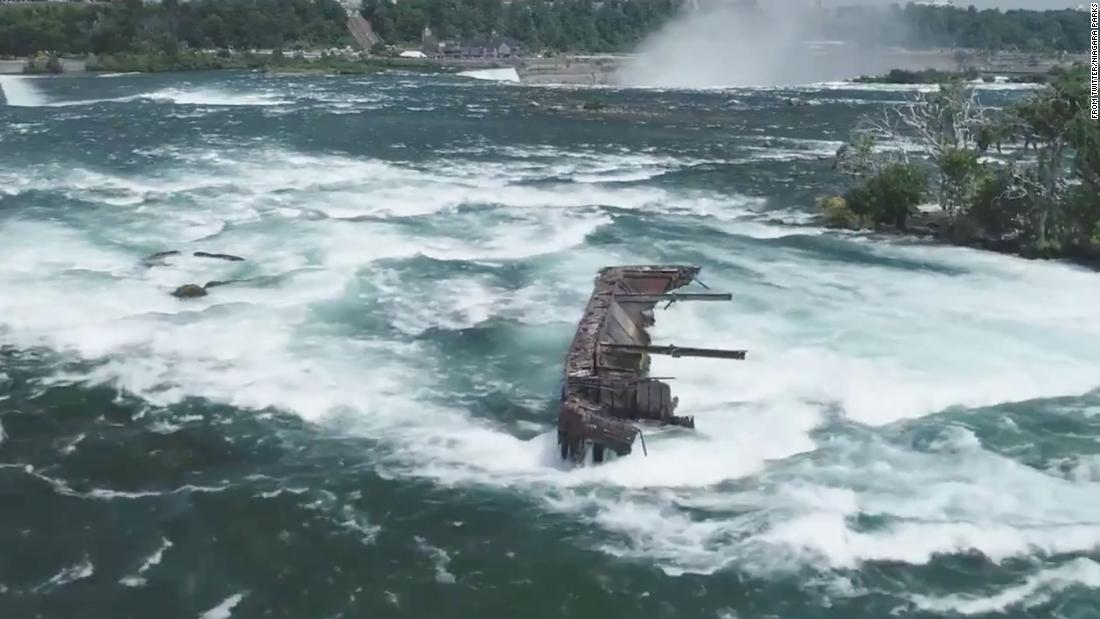 El Viento Y La Lluvia Liberan Un Bote Que Estuvo Atrapado En Las Rocas Sobre Las Cataratas Del Niagara Durante 101 Anos Cnn