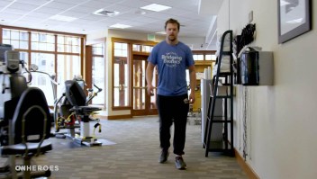 Héroe de CNN ayuda a un hombre a volver a caminar