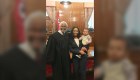 Juez sostiene al hijo de abogada mientras juramenta