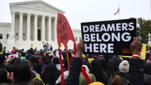 Jóvenes esperan la decisión de la Corte Suprema sobre DACA
