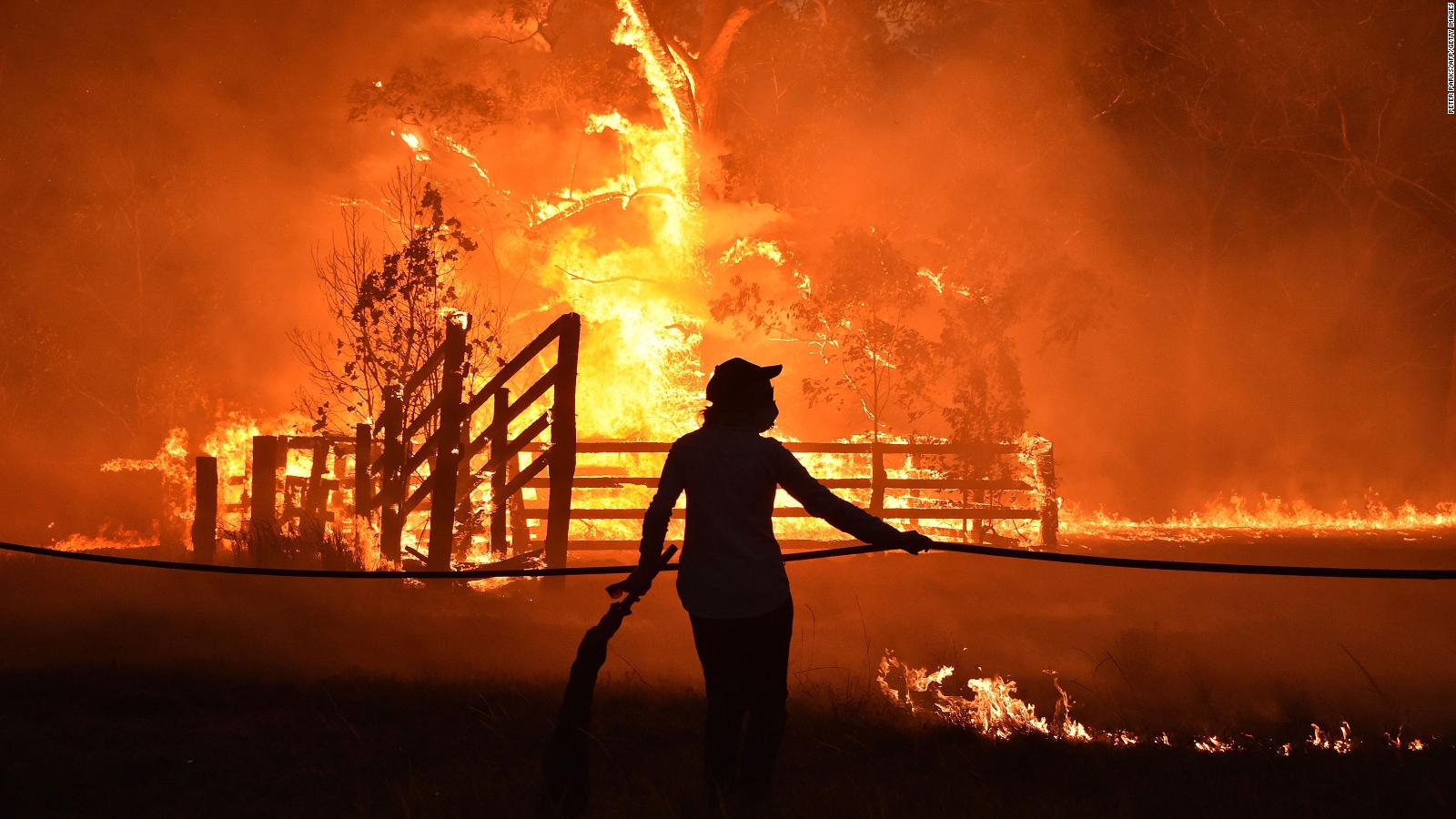 Incendio forestal atrapa a 4 mil personas en un pueblo de Australia