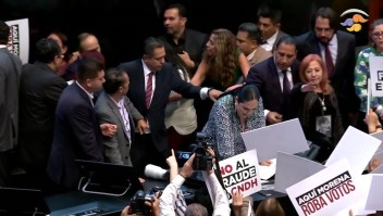Senadores a empujones toman juramento a Piedra Ibarra