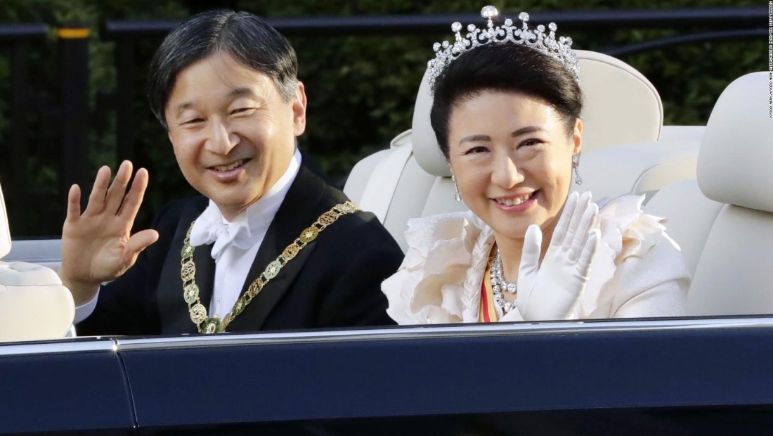 Celebración y fuertes críticas al emperador de Japón